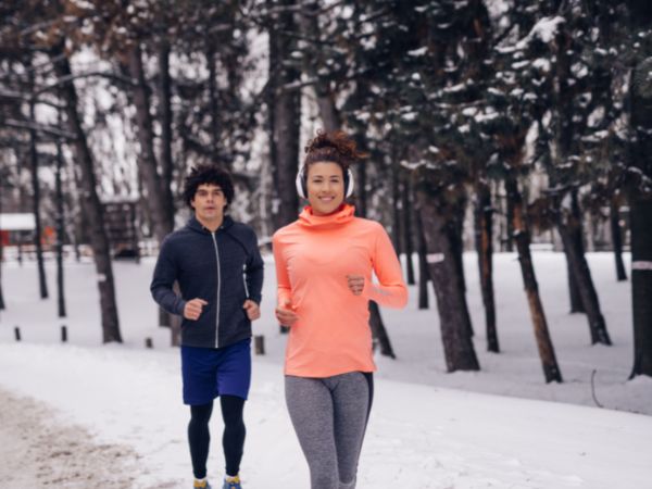 Porady jak się ubrać na zimowe bieganie - kto i jak biega w śniegu