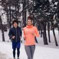 Porady jak się ubrać na zimowe bieganie - kto i jak biega w śniegu